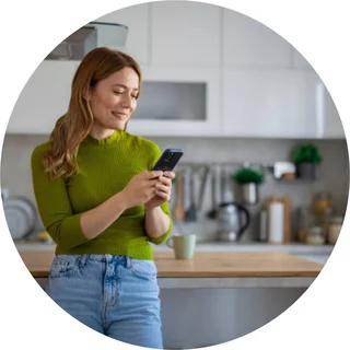 Osoba trzymająca telefon w swoim domu